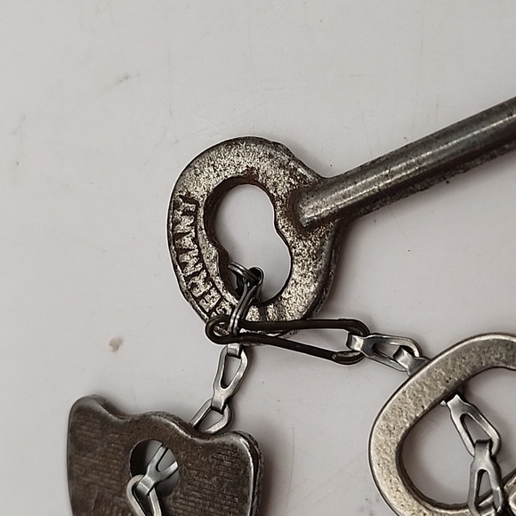 Vintage Lot of Skeleton Keys 8 Count - Picture 3 of 8